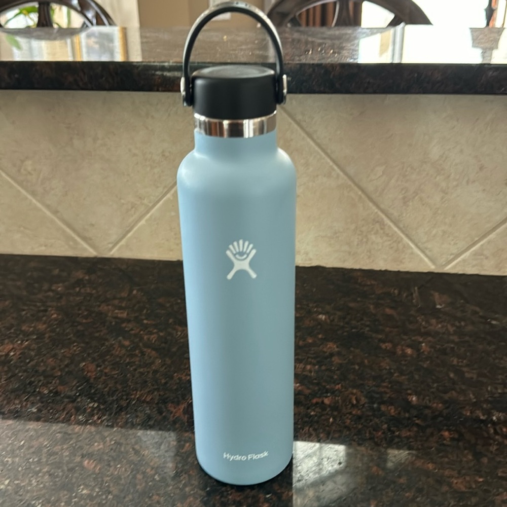 24 oz Hydroflask Standard Mouth Flexcap in Sky Blue (Carolina blue)